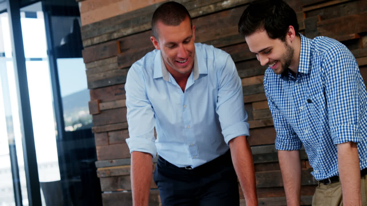 비즈니스 임원 들 이 청사진 을 논의 하고 있다