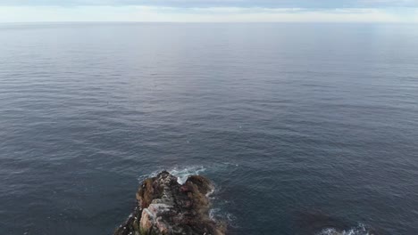 Bow-Fiddle-Rock---Ein-Natürlicher-Meeresbogen-Von-Einer-Drohne