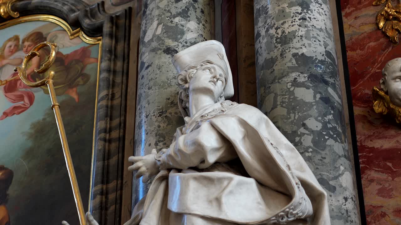 Inquadratura della statua di un santo che adorna uno dei grandi pilastri di marmo che sorreggono la cattedrale