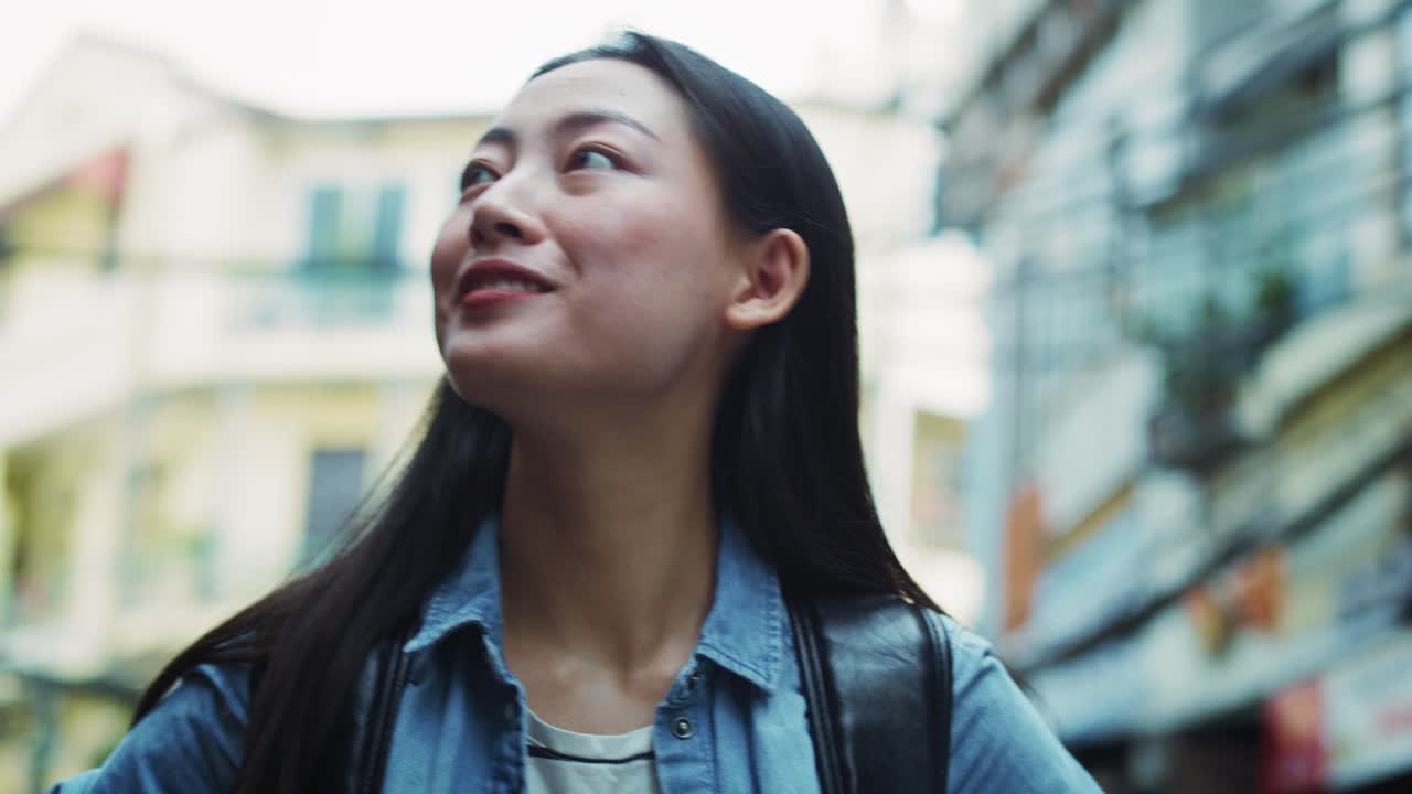 vista de mano de una mujer vietnamita viajando con mochila
