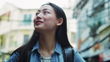 Handheld-Ansicht-Einer-Vietnamesischen-Frau,-Die-Mit-Rucksack-Reist