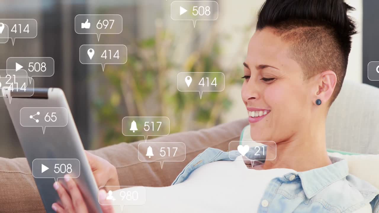 animación de iconos de las redes sociales con un número creciente de mujeres caucásicas que usan tabletas