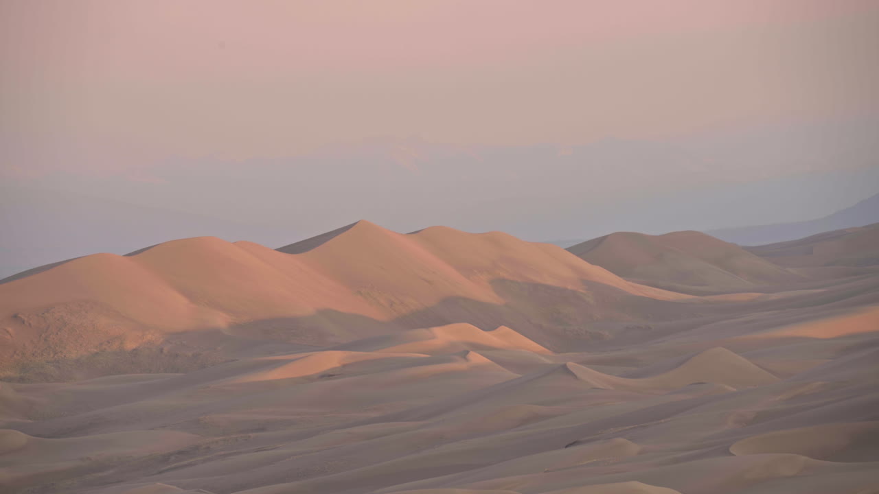 Splendida luce mattutina che illumina grandi dune di sabbia