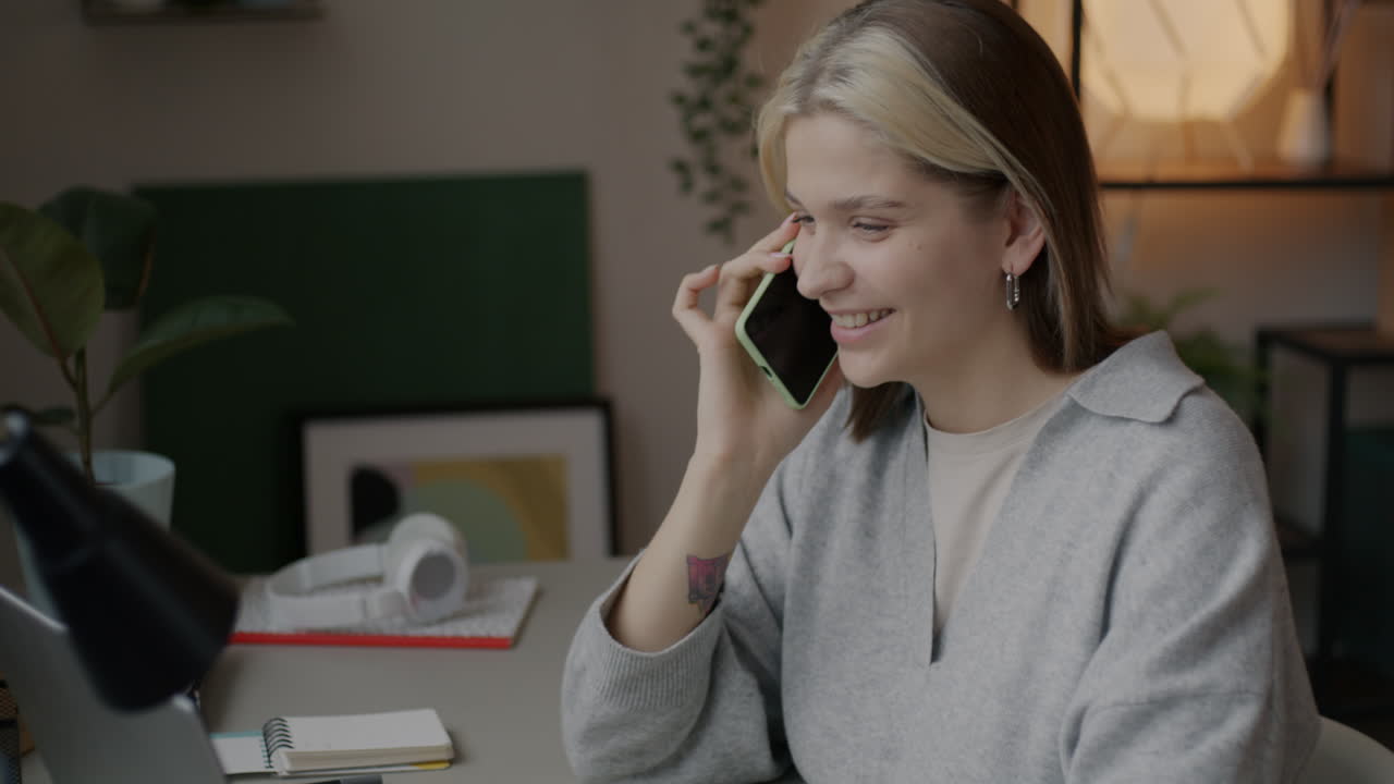 mujer hablando por teléfono en la oficina de casa