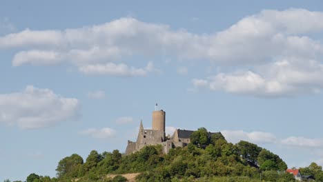 Lapso-De-Tiempo-De-Las-Nubes-Pasando-Por-El-Castillo-De-Gleiberg-En-Hesse,-Alemania-En-Una-Tarde-Soleada