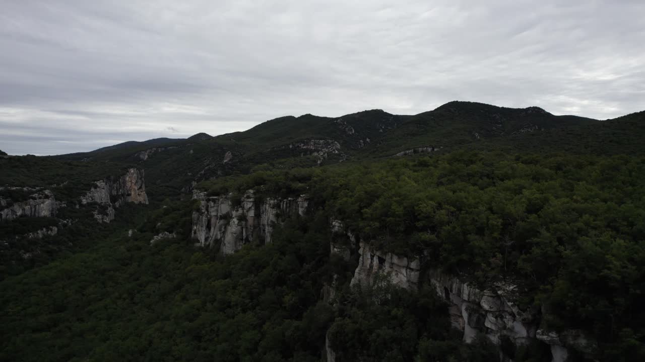 -SHOT [ Crane ascending ]
-DESCRIPTION [Video with Drone over the valleys and mountains of Provence-Alpes-C&ocirc;te d'Azur in France near Buoux