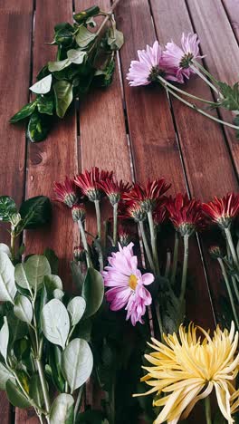 hermosas flores en una mesa de madera