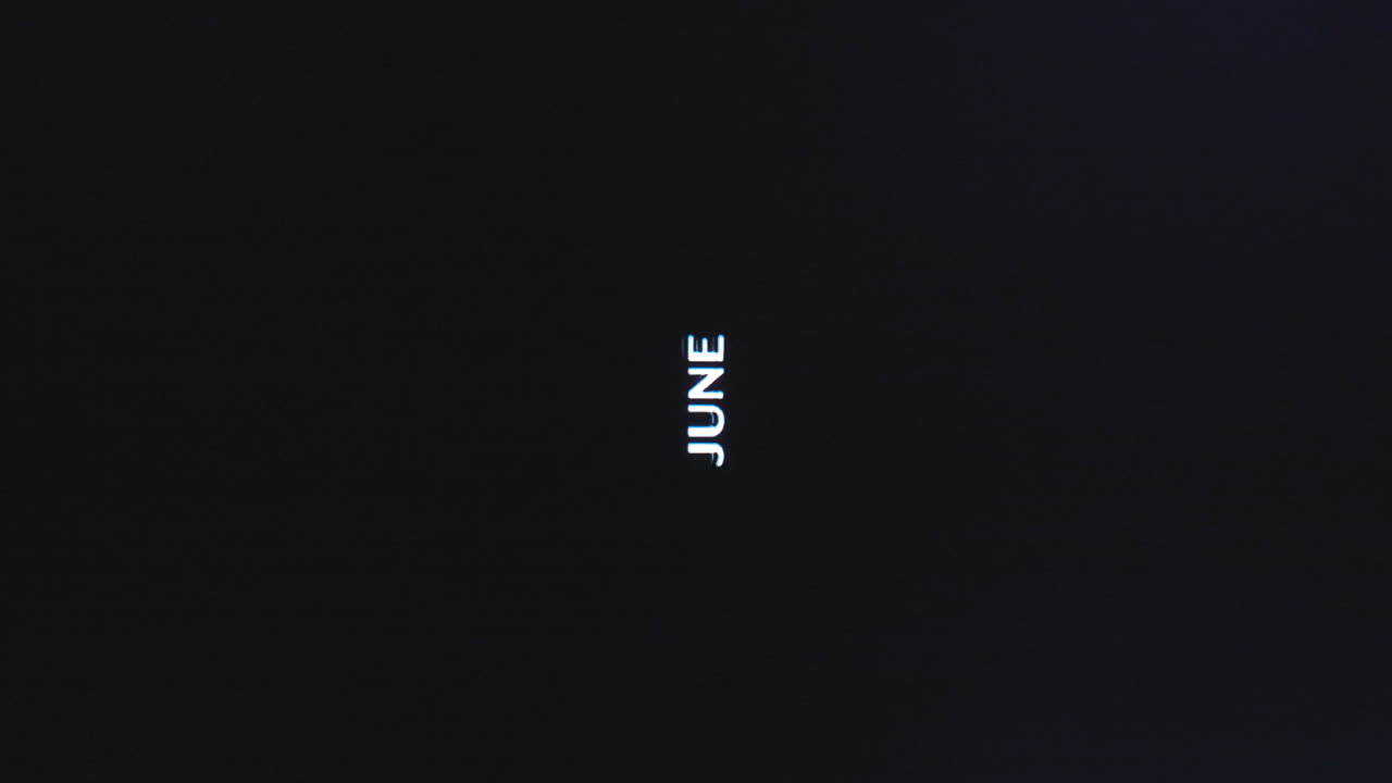 mes de junio se interrumpe y se extiende lentamente sobre un fondo negro vertical