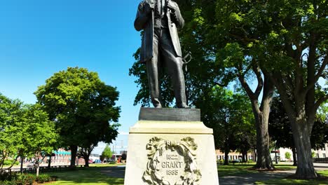 inclinando hacia arriba cerca de la estatua para mostrar su totalidad