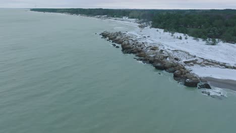 Vista-Aérea-De-Establecimiento-De-Edificios-De-Fortificación-Costeros-Abandonados-En-Los-Fuertes-Del-Norte-De-Karosta-En-La-Playa-Del-Mar-Báltico,-Día-De-Invierno-Nublado,-Disparo-De-Drones-Distantes-Avanzando