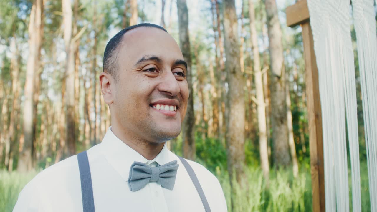 숲 의 결혼식 장소 에서 신부 의 초상화