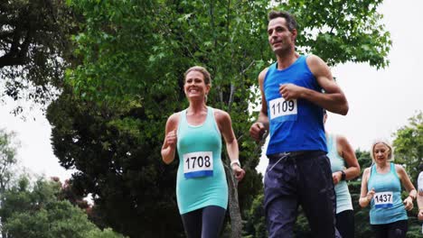 Familia-Atlética-Corriendo-Juntos-En-El-Parque