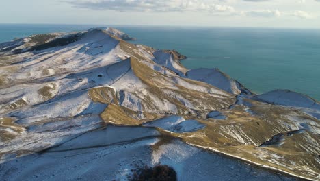 schneebedeckte bergkette am ozean