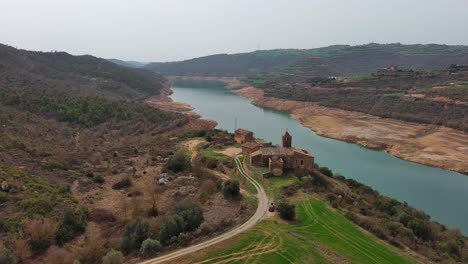 Mirador-De-La-Torre-Rialb,-Lleida-En-España.-Avance-Aéreo