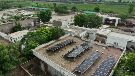 Alejamiento-Aéreo-De-Un-Edificio-Con-Paneles-Solares-En-La-Ciudad-De-Badin,-Sindh,-Pakistán