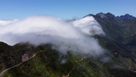 nubes rodando hacia uno de los valles de la isla de madeira