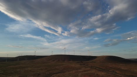 Hora-Del-Atardecer-En-Las-Tierras-Altas-De-Australia-Con-Turbinas-Eólicas-Giratorias.