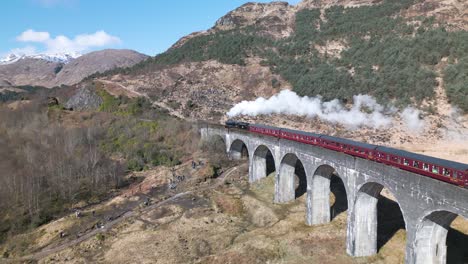 Luftaufnahme-Des-Jacobite-Zugs,-Der-Das-Glenfinnan-Viadukt-überquert