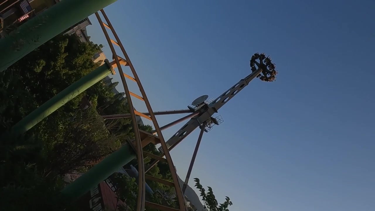 Visuale in prima persona di montagne russe mozzafiato in un parco divertimenti. Rallentatore