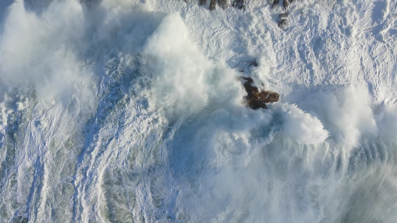 Kraftfulde havbølger på skummende overflade – drone, top-down, slow motion
