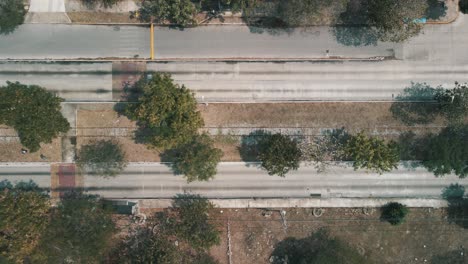 Vista-De-Drones-De-La-Avenida-Con-El-Antiguo-Ferrocarril-En-El-Medio