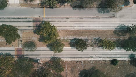 vista de drone de la avenida con el antiguo ferrocarril en el medio