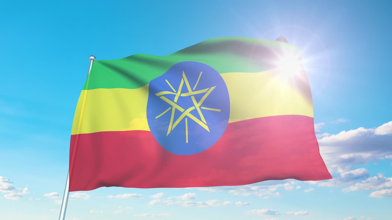 bandera de etiopía con estructura de tela contra un cielo nublado (loopable)