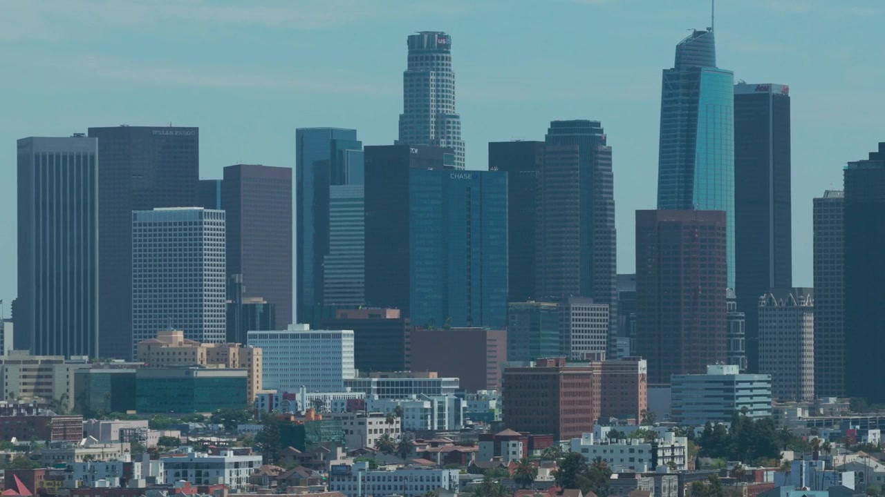 Ripresa aerea ravvicinata con dolly e teleobiettivo dello skyline del centro da Koreatown a Los Angeles, California. 4K.