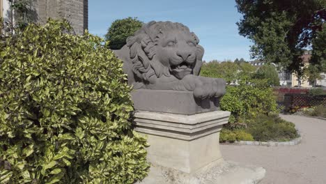 Majestuosa-Escultura-De-León-Que-Adorna-Un-Soleado-Parque-Público-En-Epinal-En-Francia