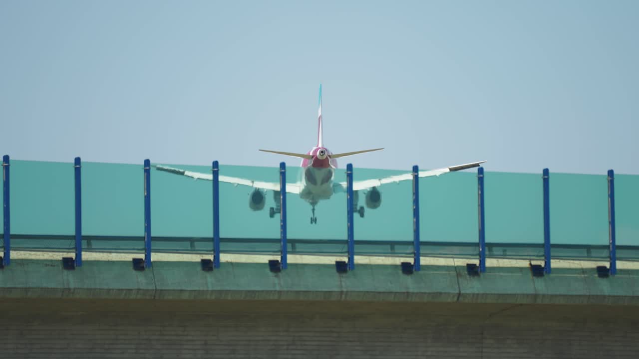 여객기가 고속도로 위에 착륙하고 있다