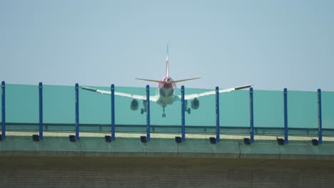 un avión de pasajeros aterriza sobre la carretera
