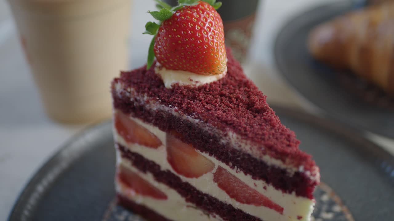 pastel de terciopelo rojo con fresas y croissant