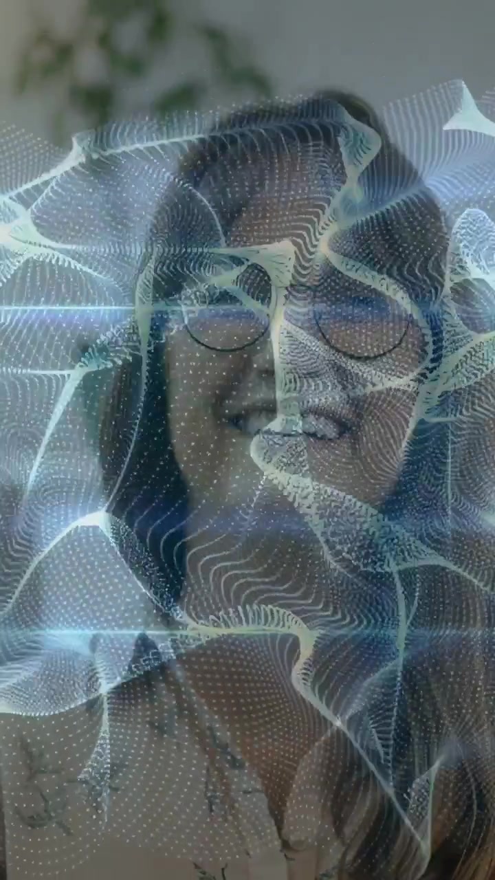 Donna di fronte alla telecamera, che attiva una mesh AR sugli occhiali e rivela un sorriso durante una demo tecnologica.