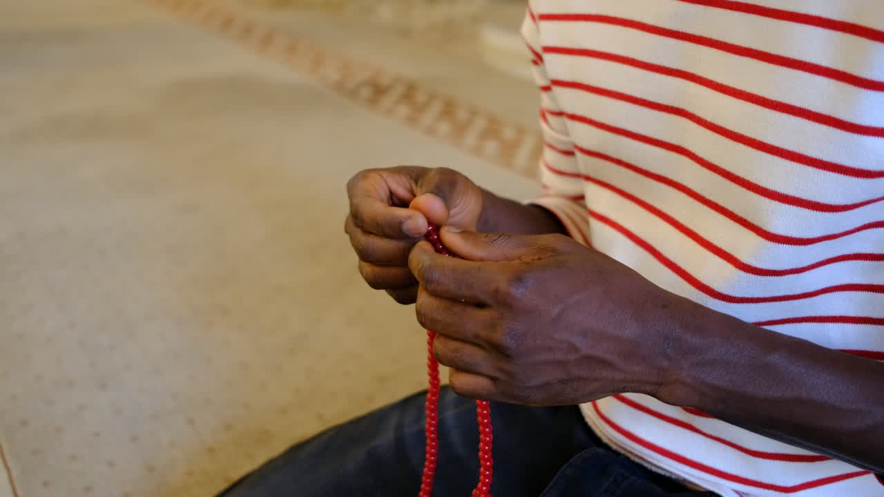 musulmán orando en el rosario