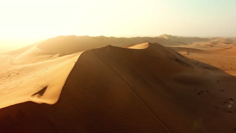 Alone-in-the-vastness-of-the-desert