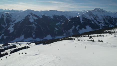 esquiadores disfrutando de deportes de invierno en la pista de esquí en la montaña reiterkogel en hinterglemm, austria