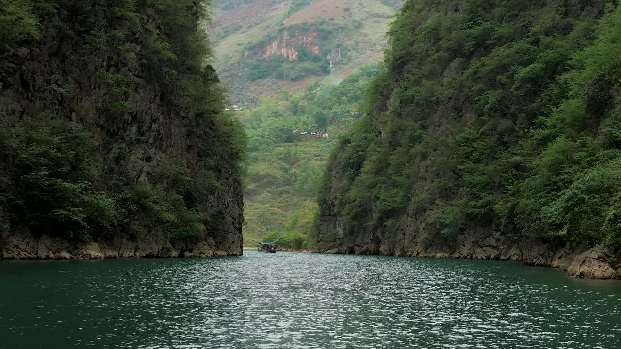 The idyllic S&ocirc;ng Nho Quế river water in the Ma Pi Leng Pass, Vietnam