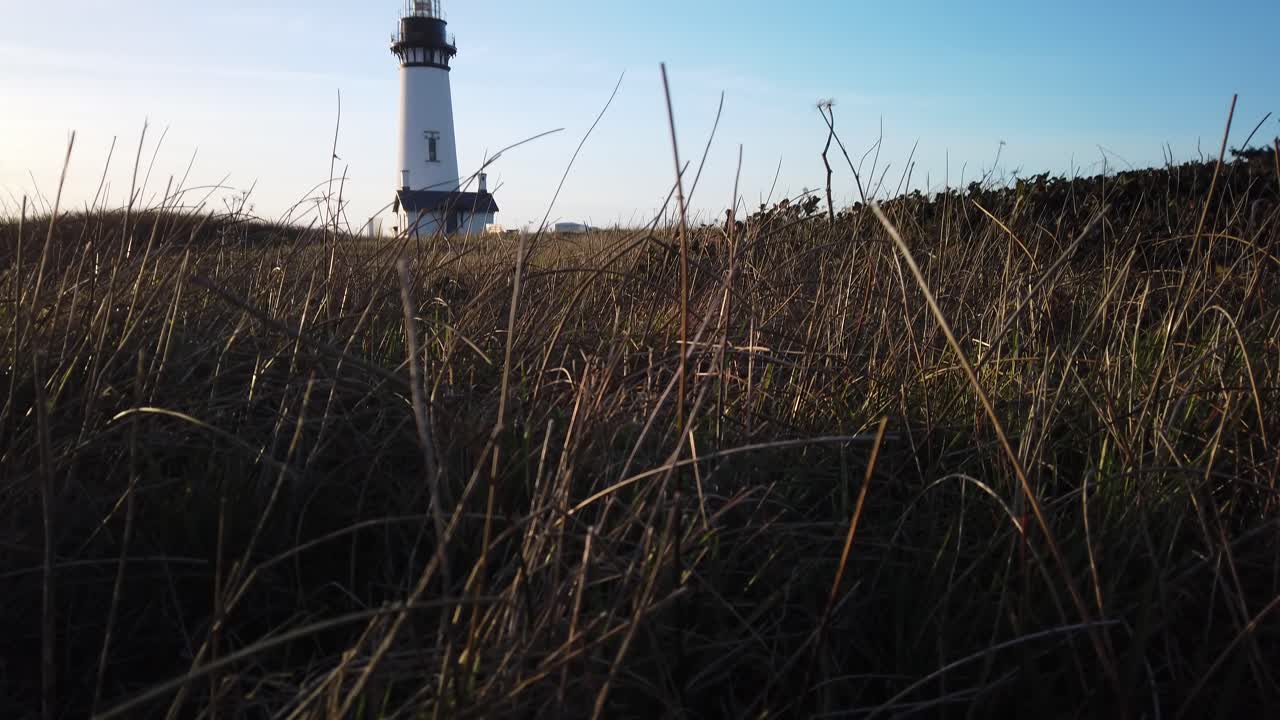 Inquadratura dal basso del faro di Yaquina al tramonto, Oregon.