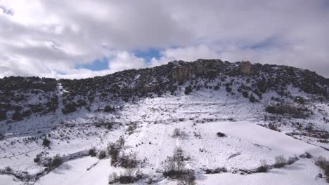 Dies-Ist-Ein-Filmmaterial-Von-Einer-Drohne,-Luftaufnahme-Im-Schnee,-Berg-Spanien-Europa