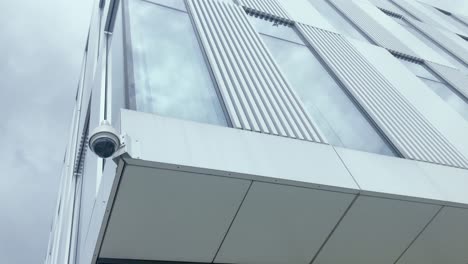 Monitoreo-Fuera-Del-Edificio,-En-El-Fondo-Hay-Un-Cielo-Azul-Con-Nubes-En-Movimiento,-Un-Lugar-Seguro-Para-Trabajar-Y-Aprender