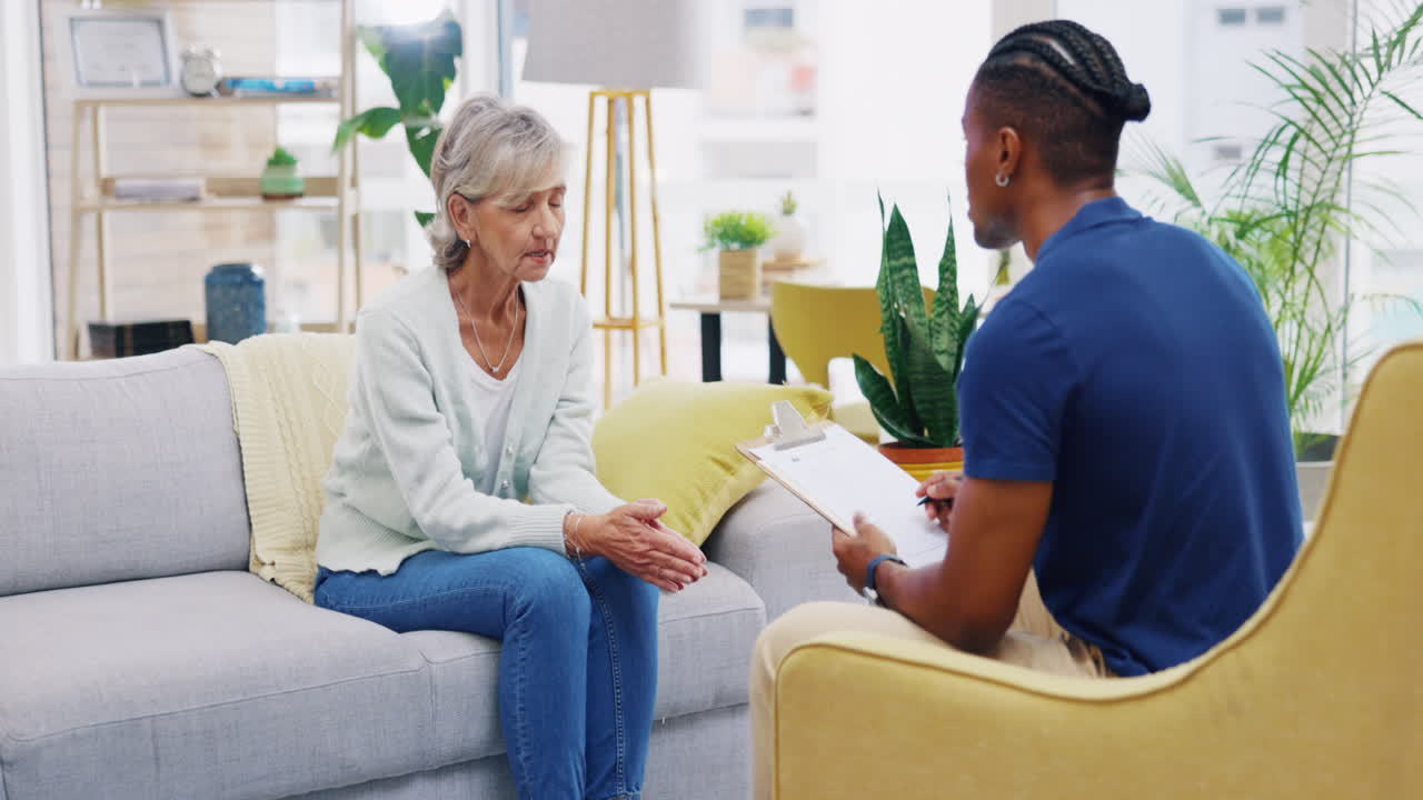 jubilación, clipboard y una enfermera hablando con