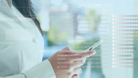 animación del procesamiento de datos sobre una mujer de negocios asiática que usa un teléfono inteligente
