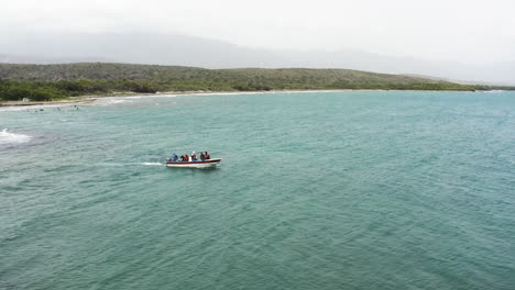 Antenne---Leute-Auf-Tourboot,-Strand-Von-Monte-Rio,-Dominikanische-Republik,-LKW-Rechts