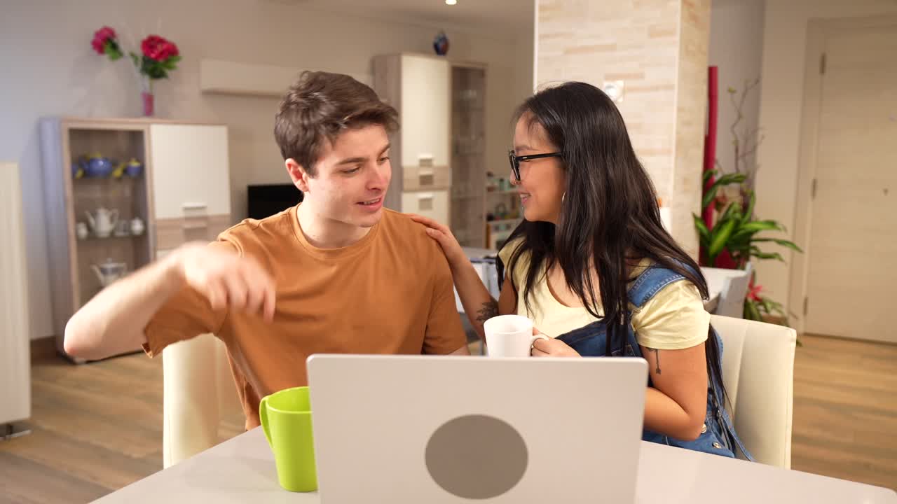 pareja usando una computadora portátil en casa