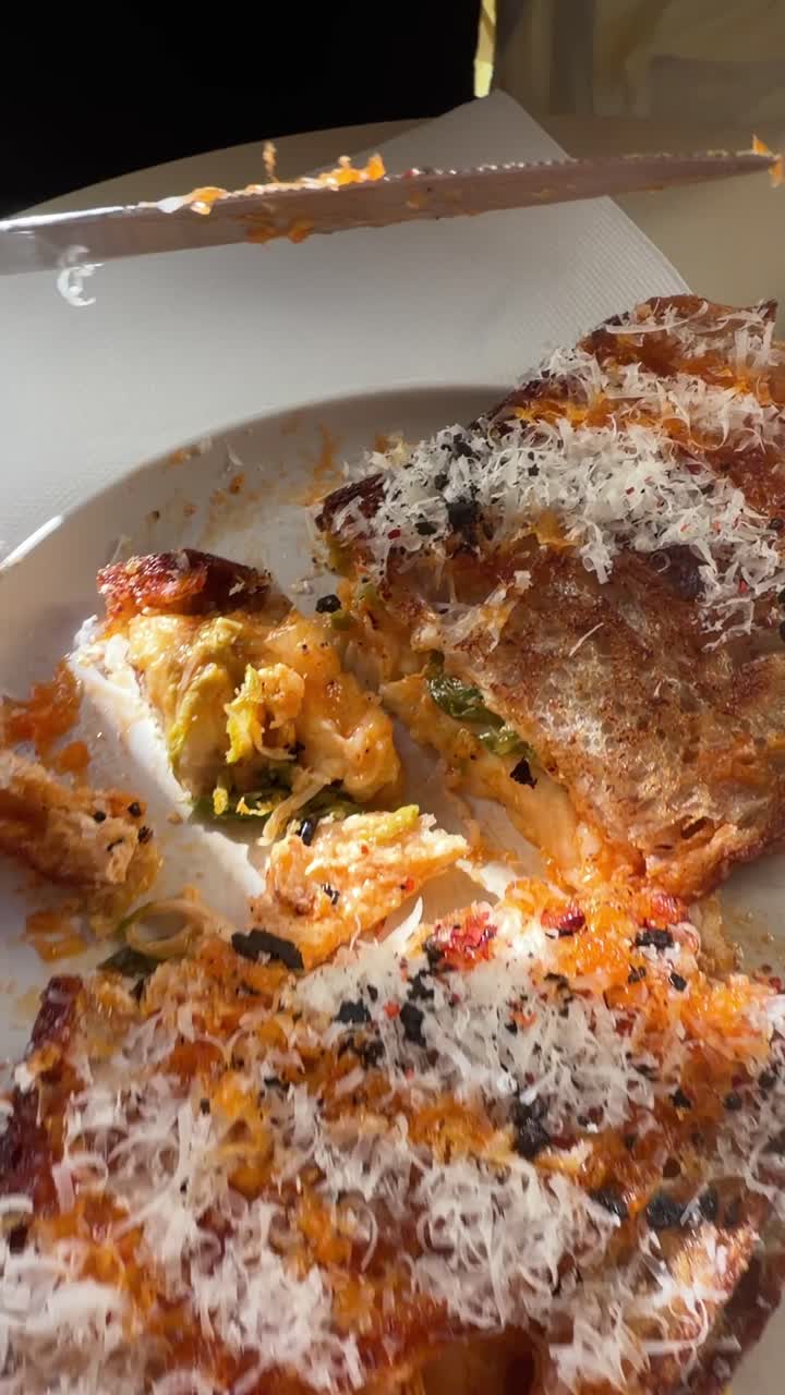 Primo piano di un delizioso toast al formaggio che viene tagliato e mangiato