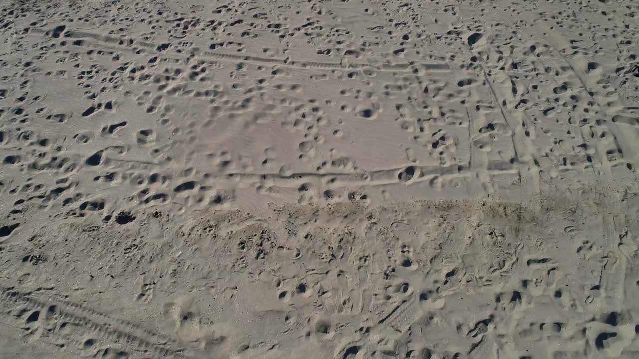 호숫가 에 함께 서 있는 부부 4k