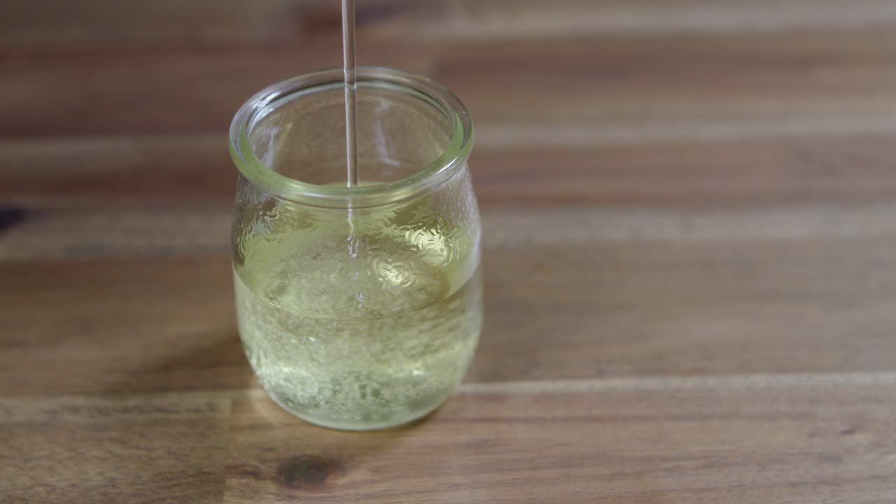 L'olio vegetale viene versato in un bicchiere