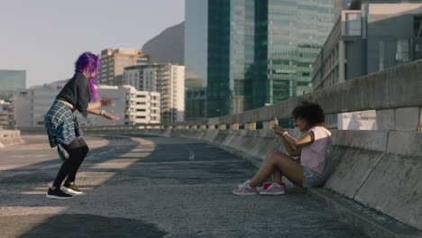 Mujer-Bailando-Joven-Bailarina-Callejera-Con-Cabello-Morado-Realizando-Movimientos-Contemporáneos-Amigos-Viendo-Tomar-Video-Usando-Un-Teléfono-Inteligente-Disfrutando-Del-Baile-Urbano-De-Estilo-Libre