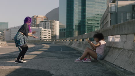mujer bailando joven bailarina de calle con cabello púrpura realizando movimientos contemporáneos amigos viendo tomando video usando teléfono inteligente disfrutando de baile de estilo libre urbano