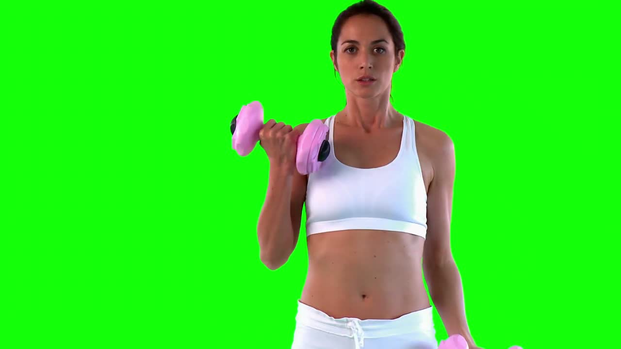 mujer atractiva haciendo ejercicio con pesas